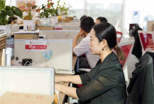 冠领律所员工中秋国庆假期仍坚守岗位，为维护委托人的合法权益保驾护航-1