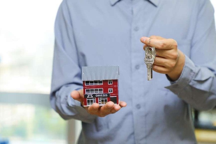 冠领律师代理北京朝阳合同纠纷案，帮八旬老人要回被儿子占有的房屋