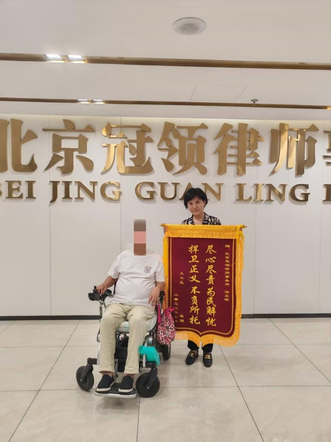 多位冠领律师获赠锦旗