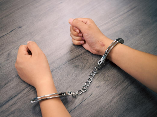 广州三男子抗拒执法涉嫌袭警罪,冠领律师为委托人辩护获从轻处罚-1 广州三男子抗拒执法涉嫌袭警罪,冠领律师为委托人辩护获从轻处罚-1