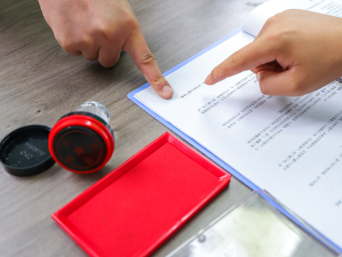 客户受保险业务员误导退保重投，冠领律师力证合同无效帮其挽回24万余元损失-1