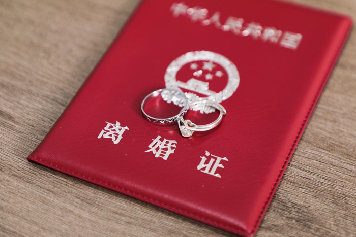 丈夫出轨为第三者欠下外债,冠领律师助女子离婚获得房车及子女抚养权 丈夫出轨为第三者欠下外债,冠领律师助女子离婚获得房车及子女抚养权