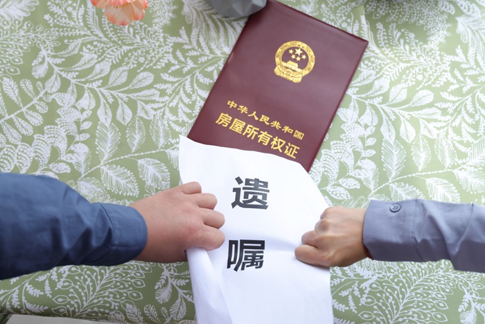 冠领律师代理北京丰台继承纠纷案,助女子依法界定权属获赠锦旗 冠领律师代理北京丰台继承纠纷案,助女子依法界定权属获赠锦旗